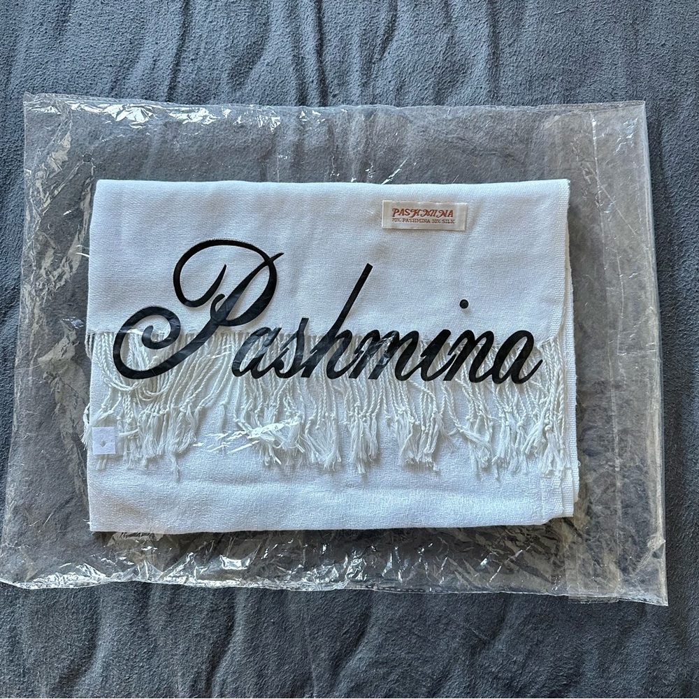 💕 Host Pick 💕 70% Pashmina 30% Silk Scarf - Picture 4 of 4